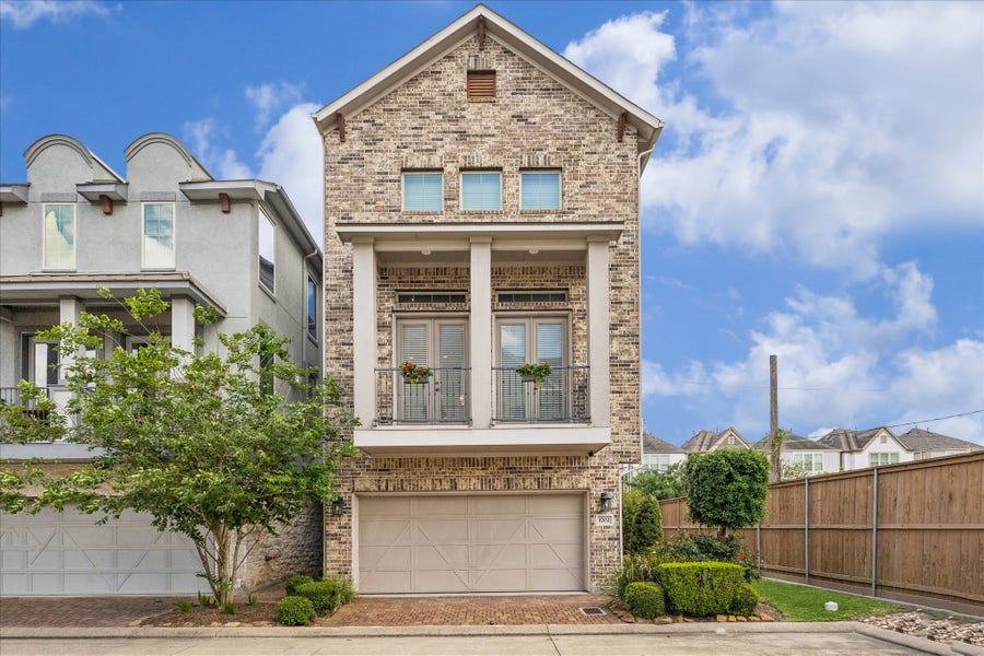 Property photo for 1702 Oak Leaf Pass Drive, Houston, TX