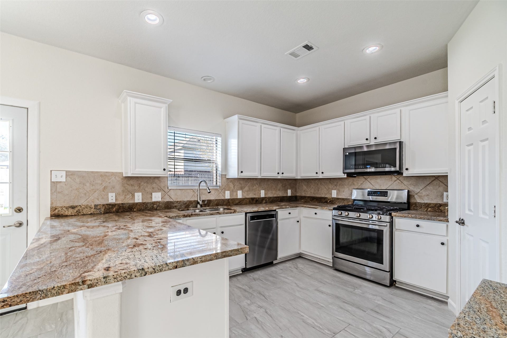 18111 Hillock Glen Lane, Cypress, TX 77429 18111 Hillock Glen Lane, Cypress, TX 77429