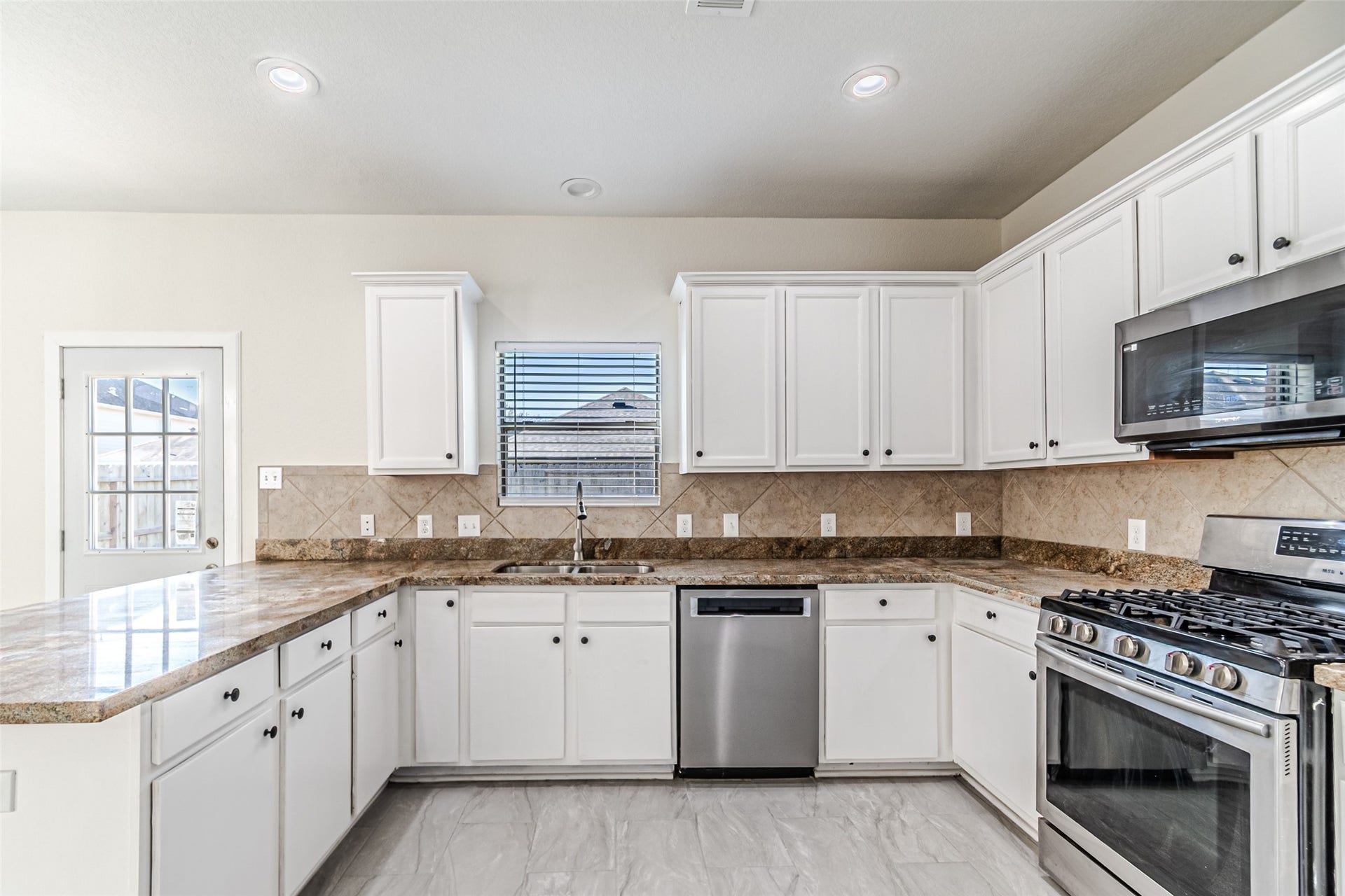 18111 Hillock Glen Lane, Cypress, TX 77429 18111 Hillock Glen Lane, Cypress, TX 77429