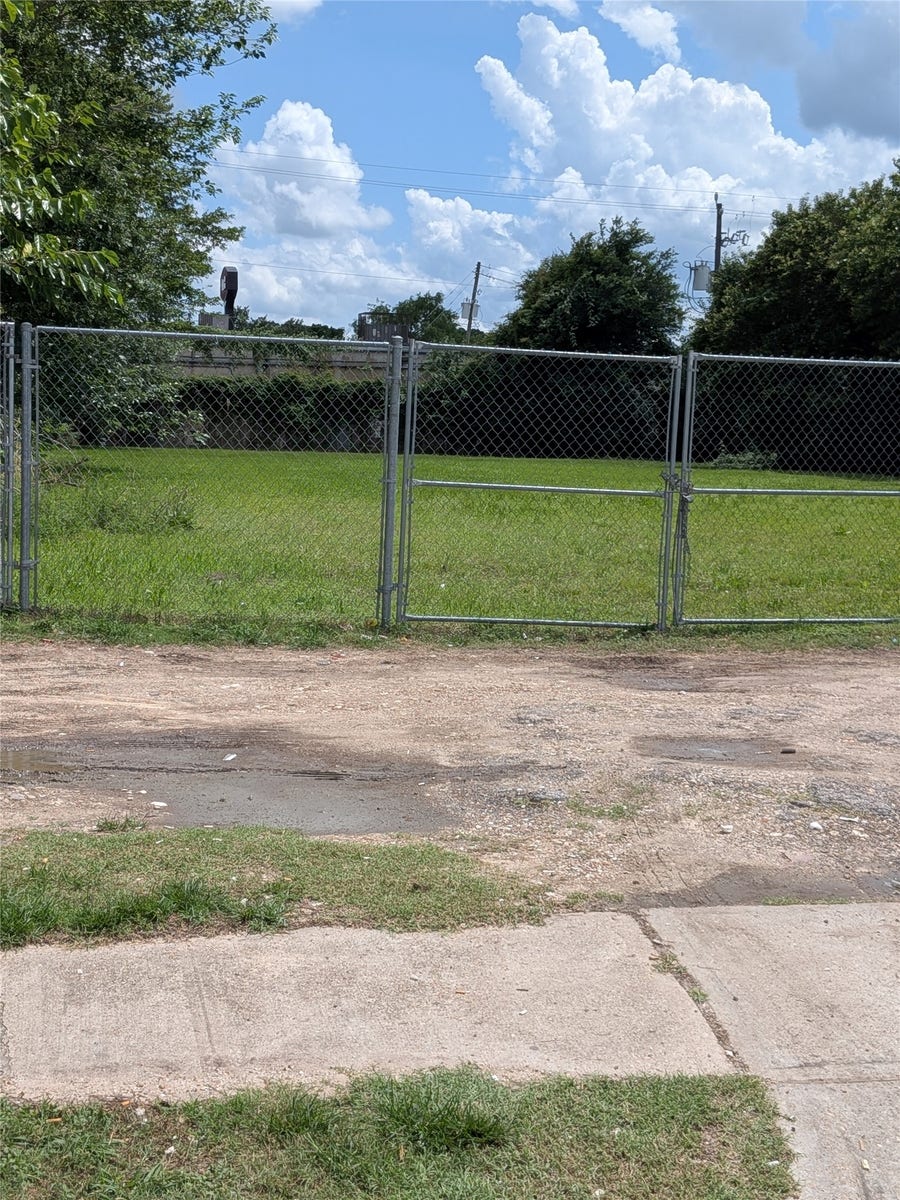Property photo for 8539 S BREEZE DR, South Houston, TX