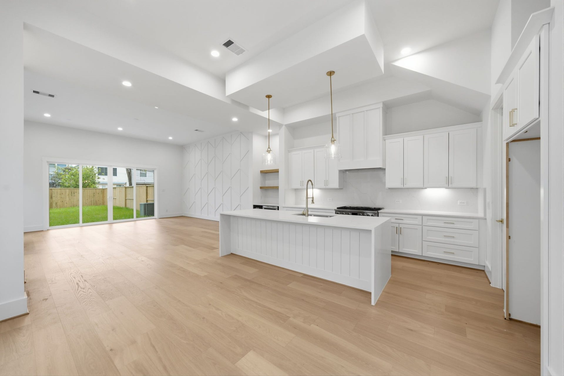 835 W 25th Street, Houston, TX 77008 Beautifully finished modern chef's kitchen with huge island and sleek dimmable lighting