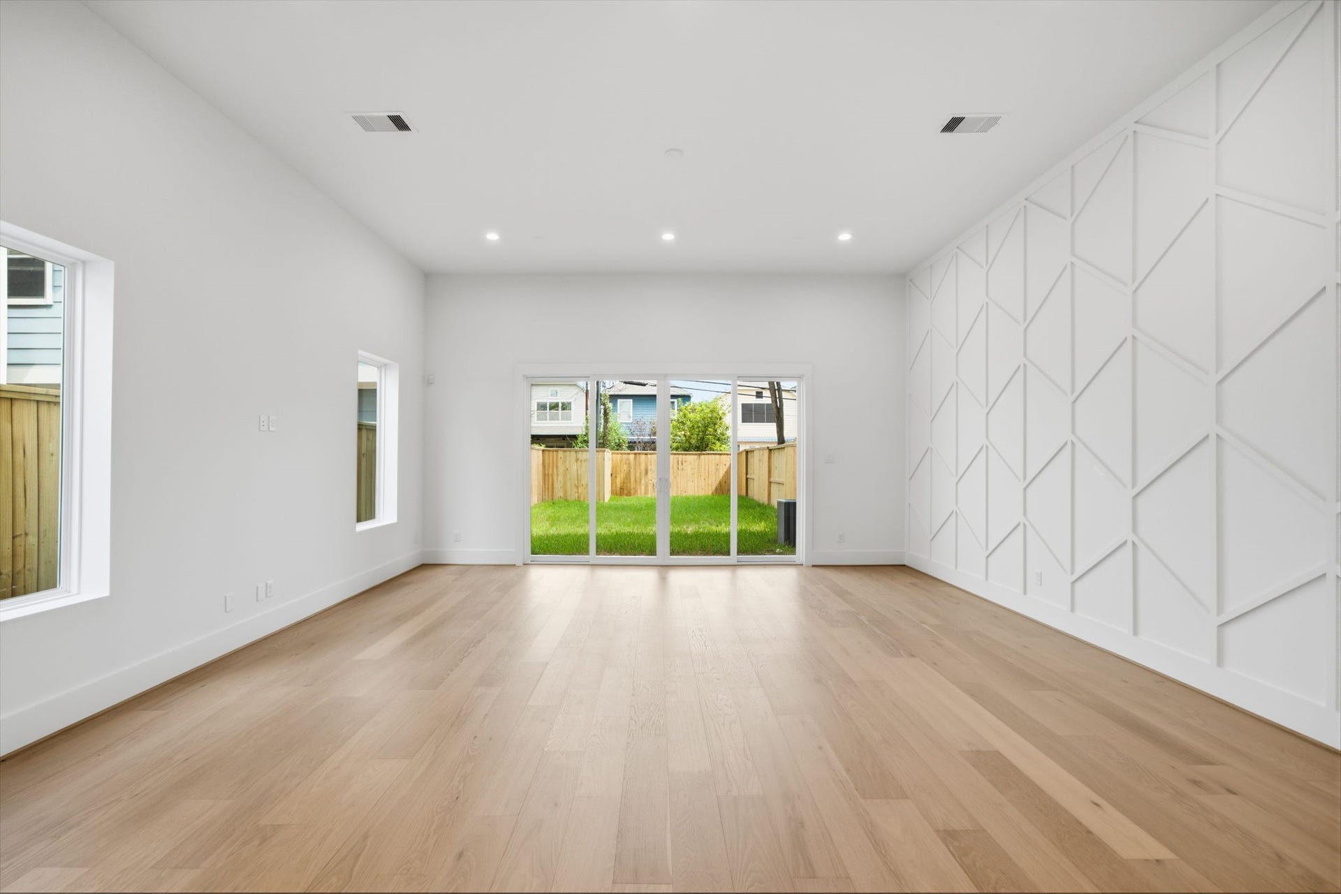 835 W 25th Street, Houston, TX 77008 xpansive modern living area with accent wall open to the kitchen and dining areas. Natural light from surrounding windows to bring it all together.