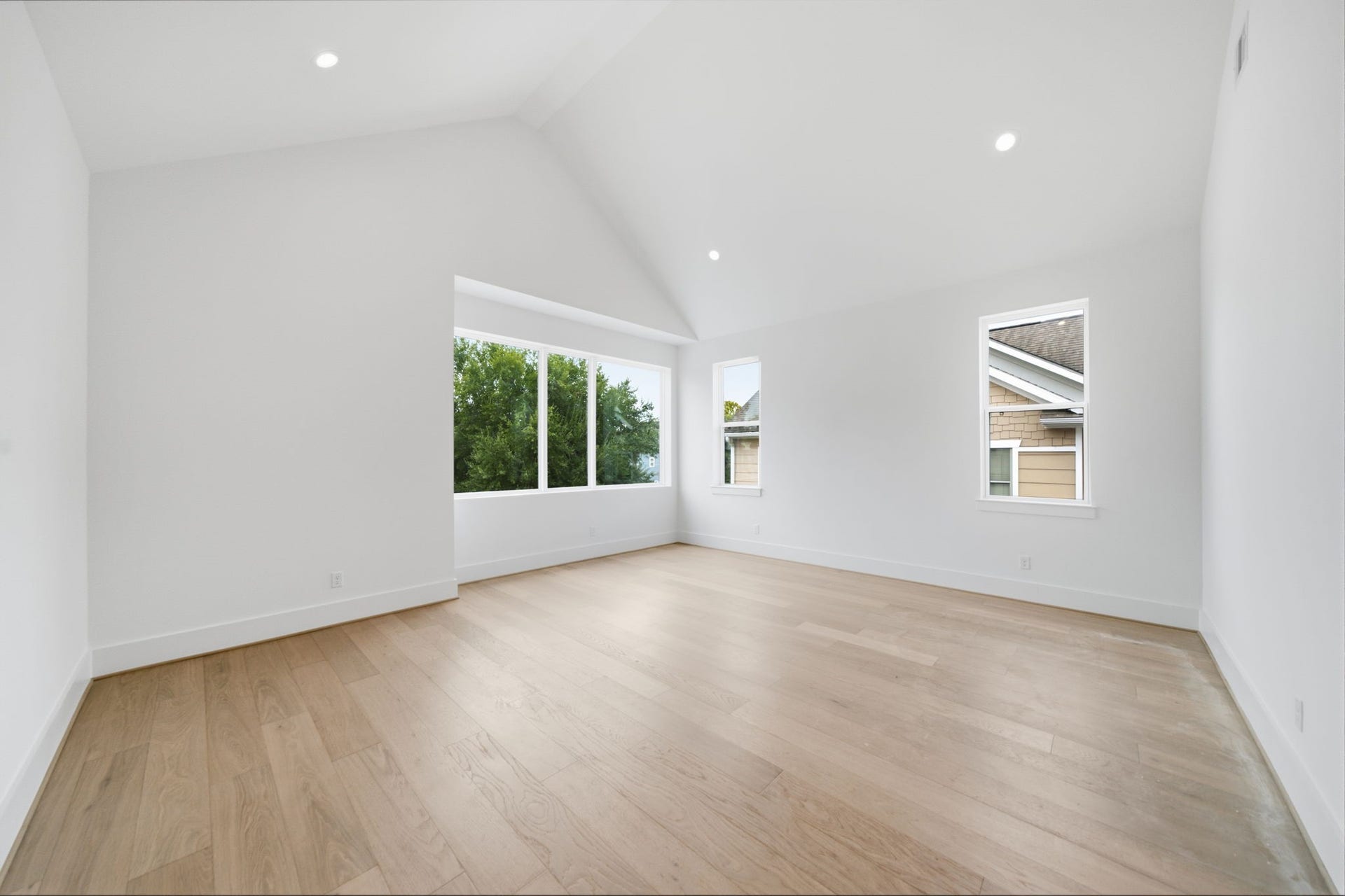 835 W 25th Street, Houston, TX 77008 Impressive primary bedroom features a unique cathedral ceiling and amazing oversized windows. (Photos are of a previously completed home.