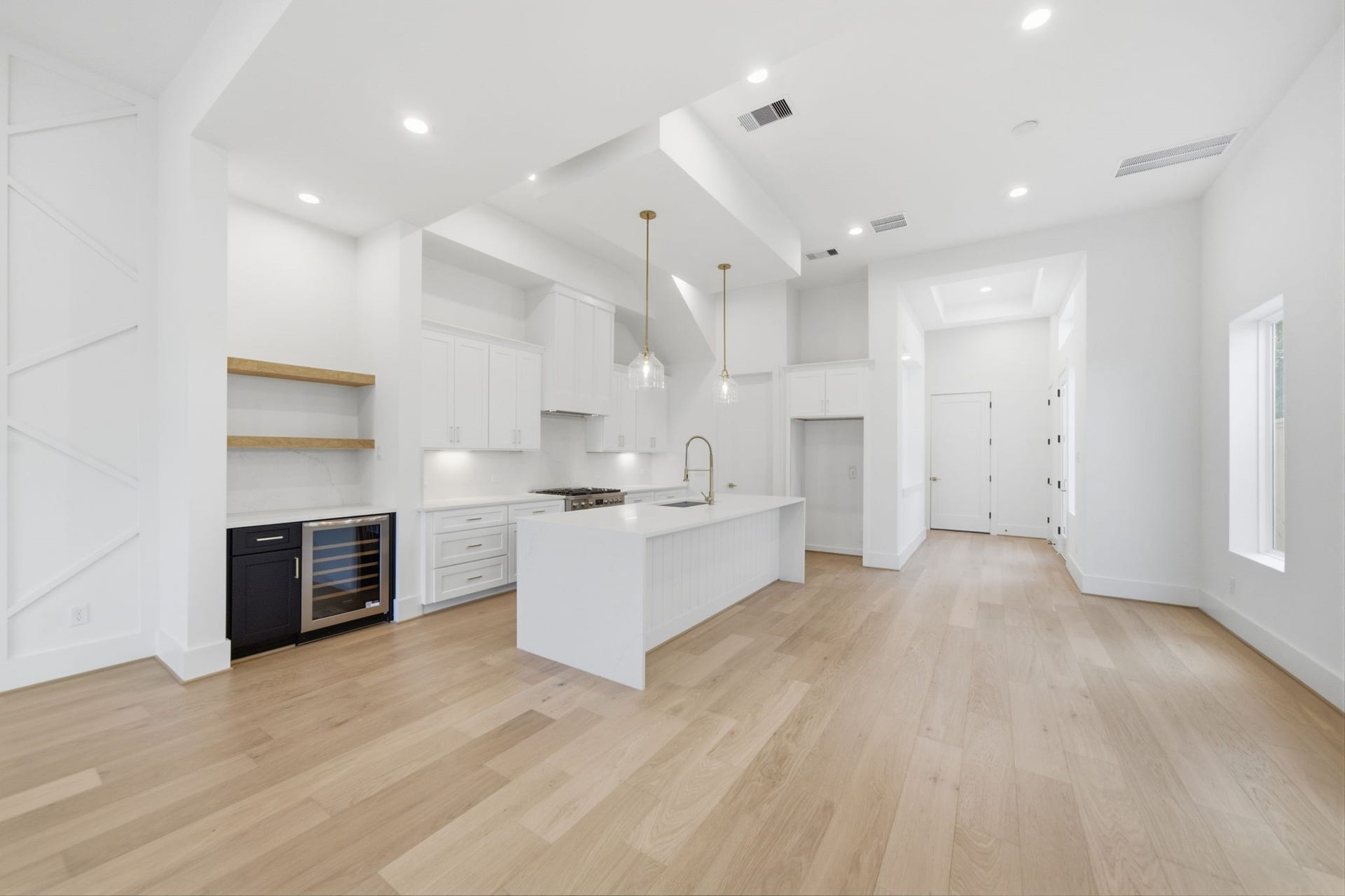 835 W 25th Street, Houston, TX 77008 Another view of the kitchen and dining area for perfect entertainment set up.