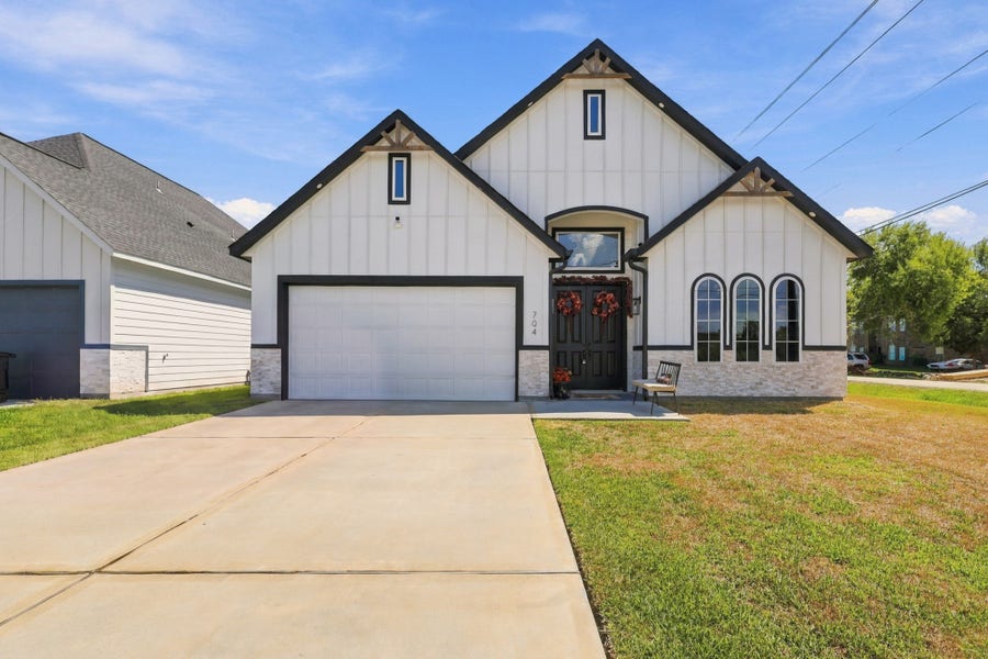 Property photo for 704 E Main Street, La Porte, TX
