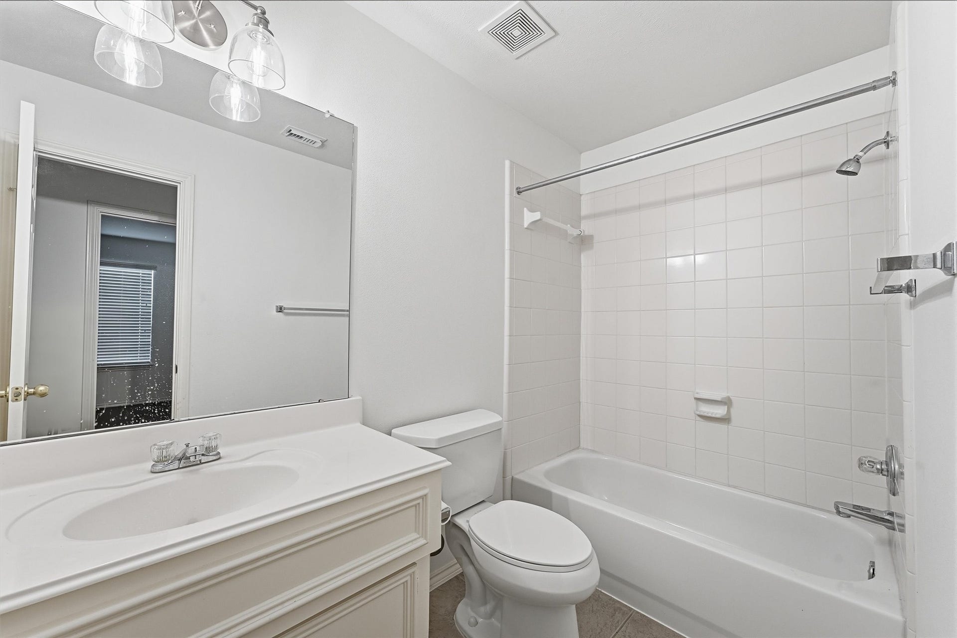 2227 Ridgefield Park Lane, Richmond, TX 77469 Secondary Bath
