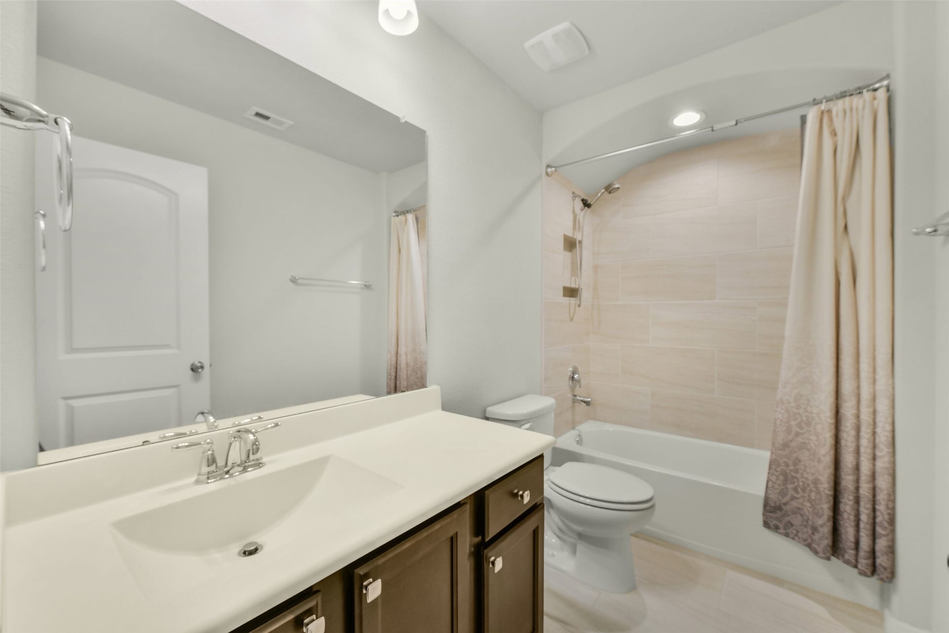 18015 Svensson Slade Lane, Houston, TX 77044 Third full bath located upstairs next to 4th bedroom