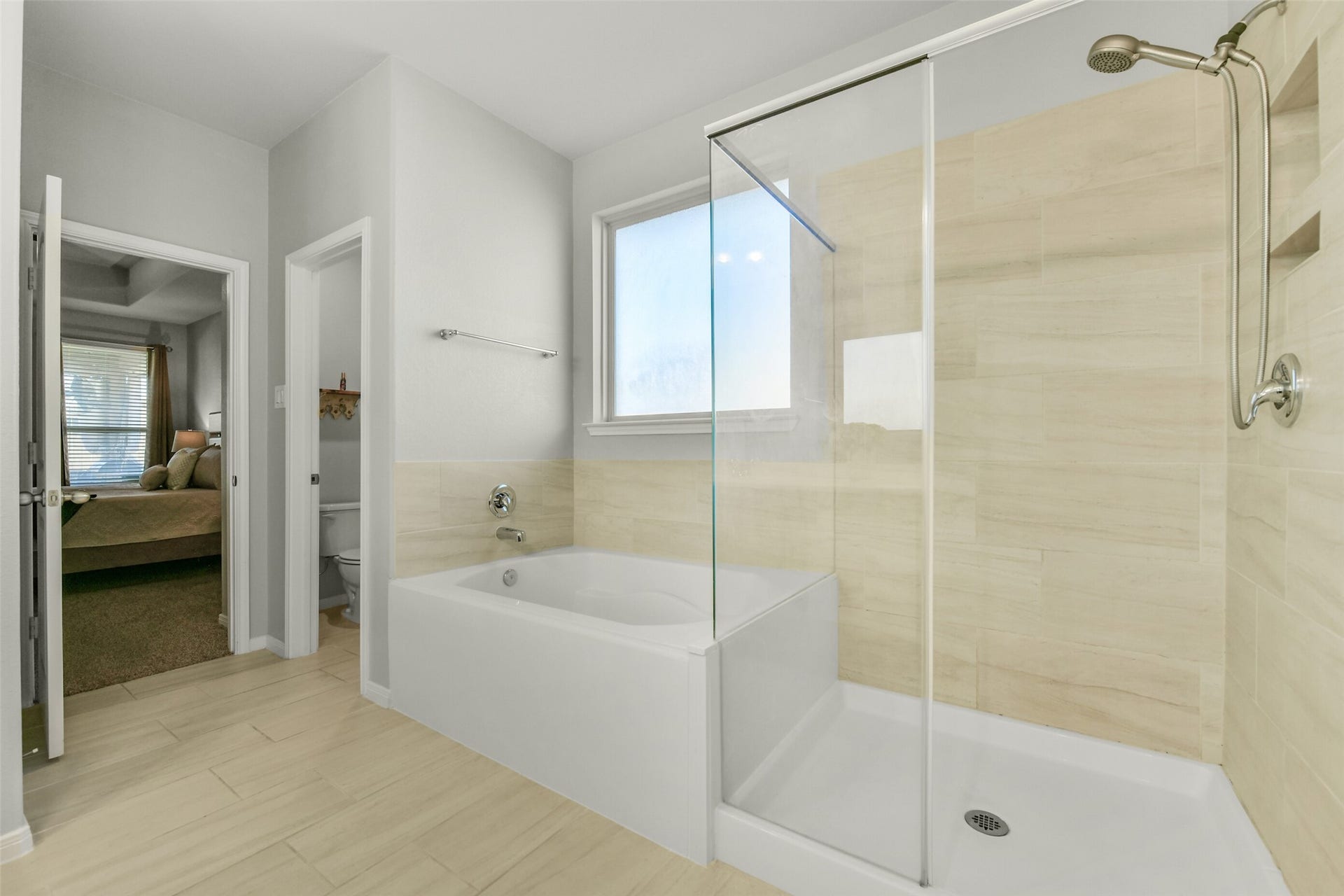 18015 Svensson Slade Lane, Houston, TX 77044 Separate garden tub and oversized separate shower