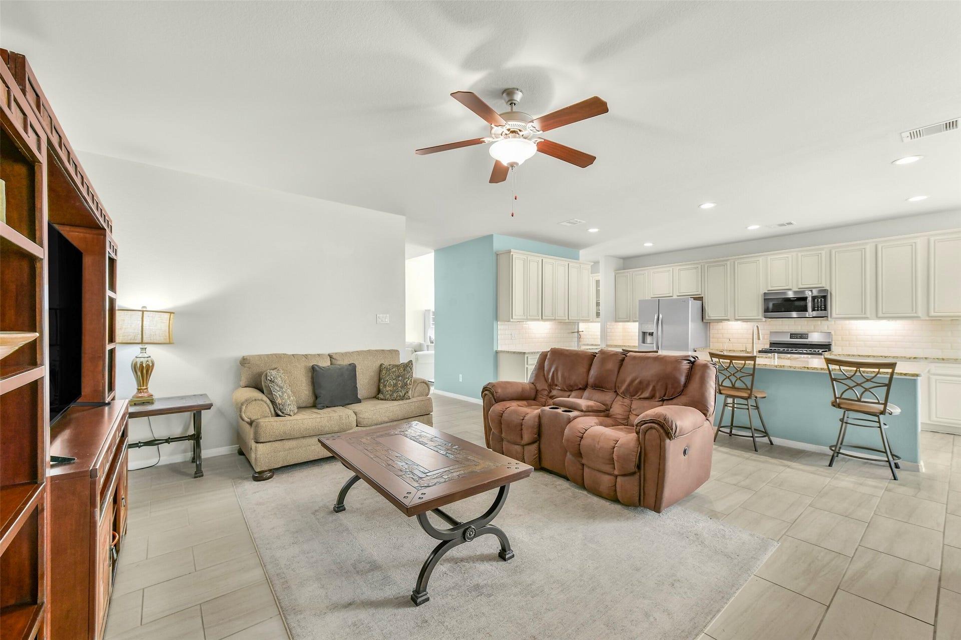 18015 Svensson Slade Lane, Houston, TX 77044 Excellent floorplan. Perfect for entertaining