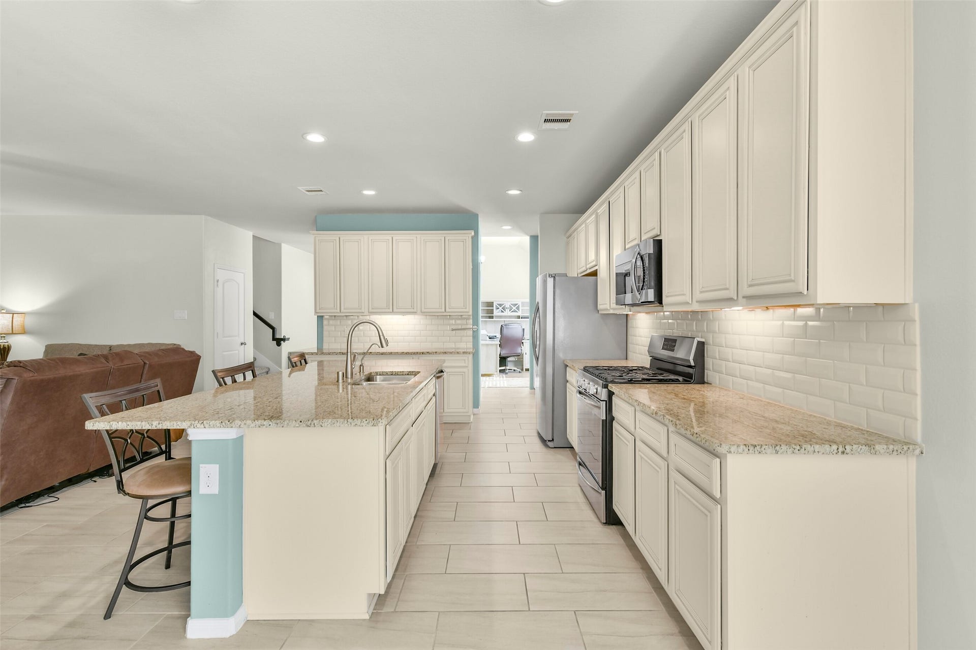 18015 Svensson Slade Lane, Houston, TX 77044 Abundant storage and cabinet space; beautiful subway tile back splash; wonderfully colored granite; You will love this kitchen!