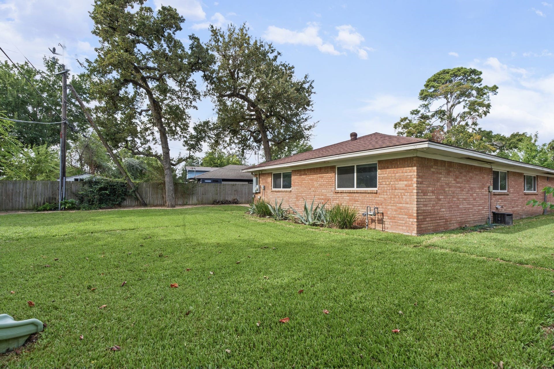 1318 Spillers Lane, Houston, TX 77043 1318 Spillers Lane, Houston, TX 77043