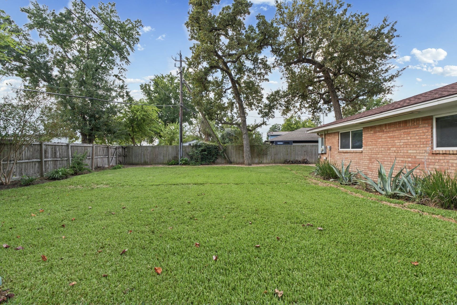 1318 Spillers Lane, Houston, TX 77043 1318 Spillers Lane, Houston, TX 77043
