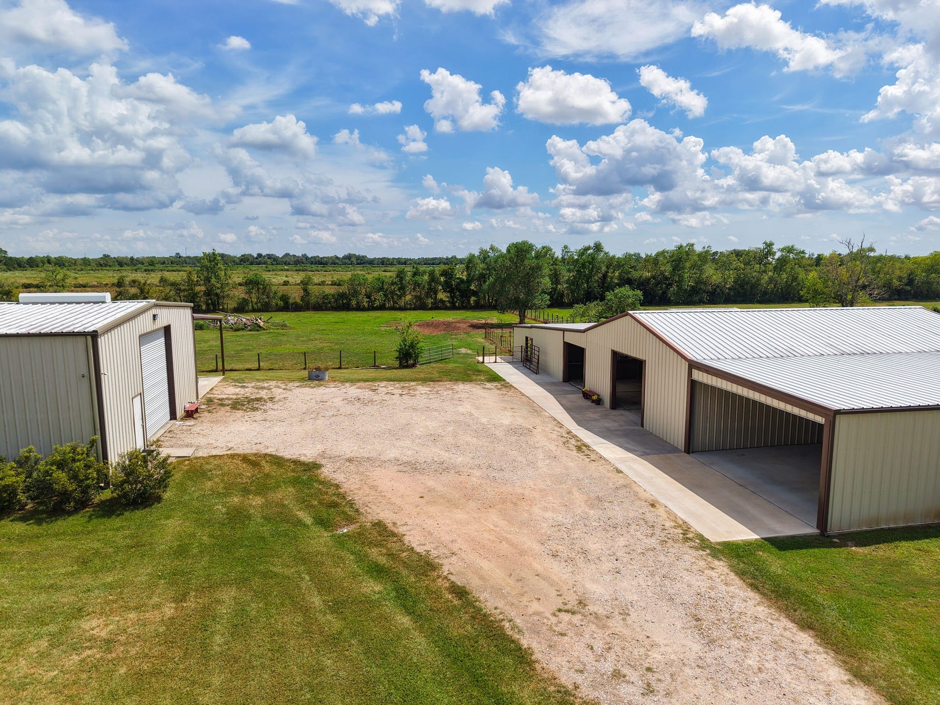 3755 County Road 160, Alvin, TX 77511