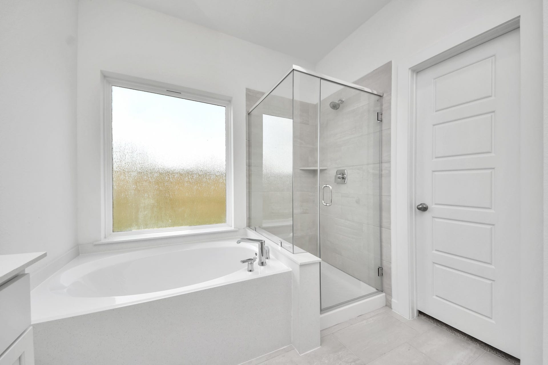 3064 Spoolwood Trail, Magnolia, TX 77355 Indulge in a spa-like retreat within the confines of this primary bathroom. Delight in a spacious walk-in shower enveloped in stylish tile surround, unwind in a separate garden tub adorned with custom detailing.