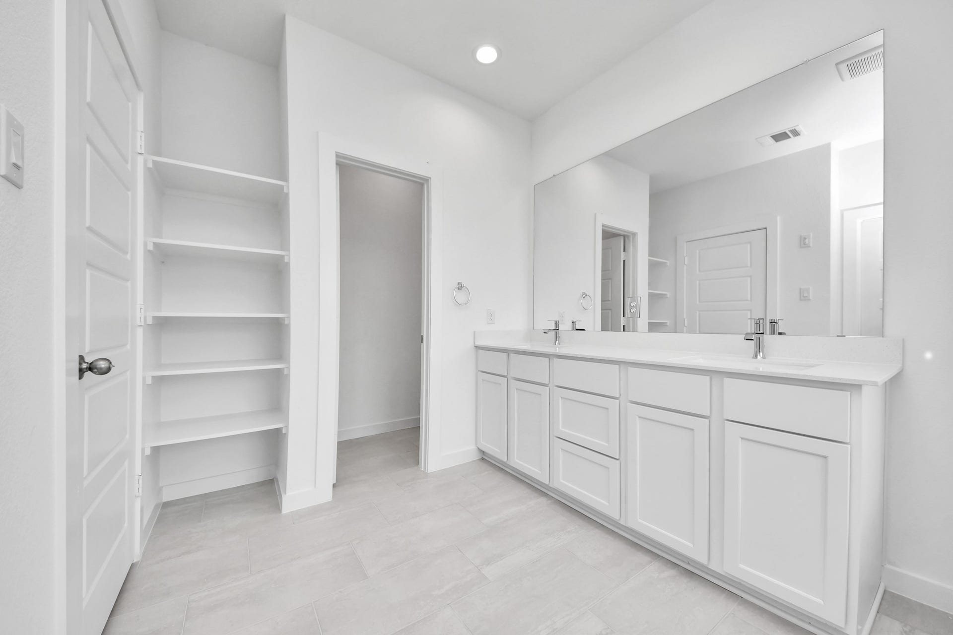 3064 Spoolwood Trail, Magnolia, TX 77355 Elevate your daily routine at the elegant vanity, now equipped with double sinks, light countertops, modern hardware, and beautiful recessed lights.