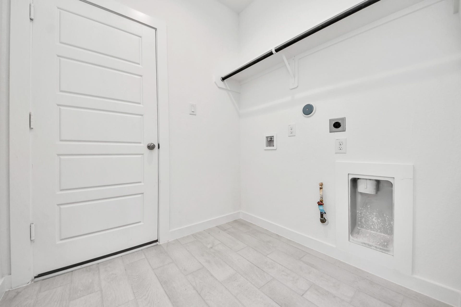 3064 Spoolwood Trail, Magnolia, TX 77355 A perfect blend of functionality and comfort. Capture the essence of easy living with a first-floor laundry room, thoughtfully equipped with shelving for effortless organization. Both electric and gas connections available.