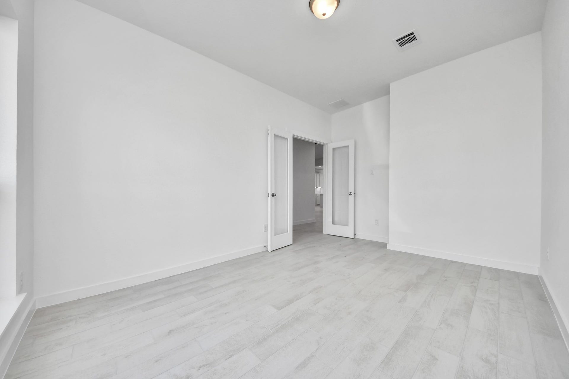 3064 Spoolwood Trail, Magnolia, TX 77355 Step into the inviting home office, where elegant tile flooring adds a touch of freshness and comfort to the workspace. Natural light pours through the window, creating an inspiring environment for productivity and focus.