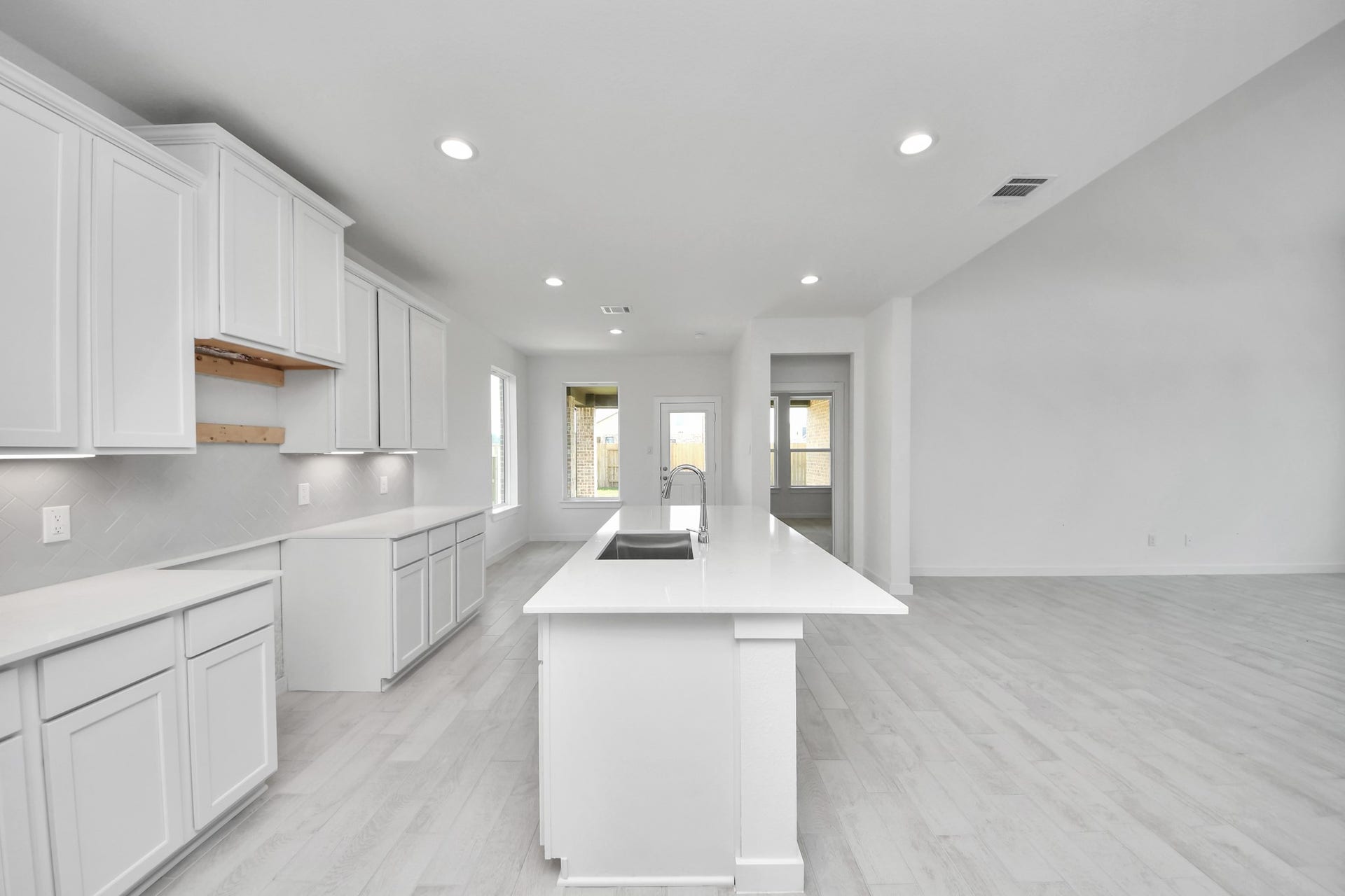 3064 Spoolwood Trail, Magnolia, TX 77355 The kitchen is a culinary haven, featuring granite countertops, a tile backsplash, stainless steel appliances, 42 upper cabinets, and undercabinet lighting.