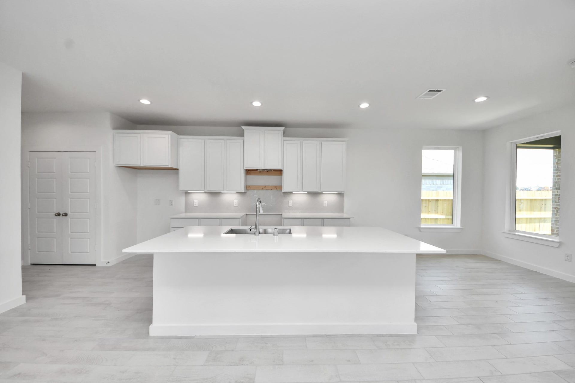 3064 Spoolwood Trail, Magnolia, TX 77355 This kitchen is by far any chefs dream! This spacious kitchen features high ceilings, stained wood cabinets, granite countertop, SS appliances, modern tile backsplash, recessed lighting, extended counter space, granite kitchen island with double sink, and space for breakfast bar, and a walk-in pantry all overlooking your huge family room.