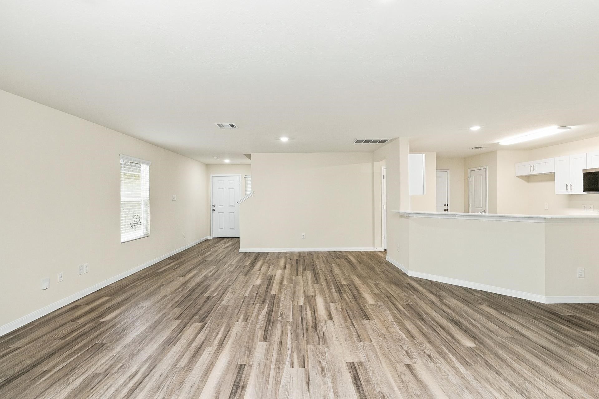 10015 Piave Drive, Houston, TX 77044 Photos may be representative of the floor plan and not the exact home. Finishes, layout, and features of the actual property for lease may vary.