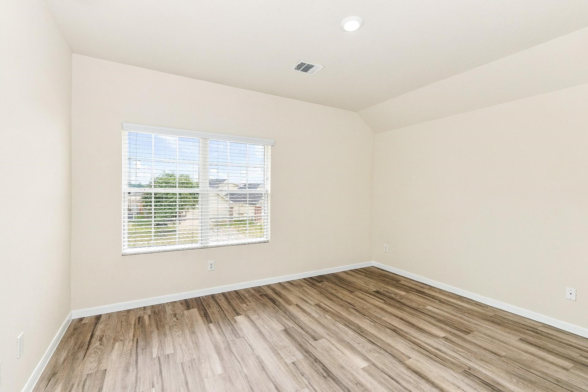 10015 Piave Drive, Houston, TX 77044 Photos may be representative of the floor plan and not the exact home. Finishes, layout, and features of the actual property for lease may vary.