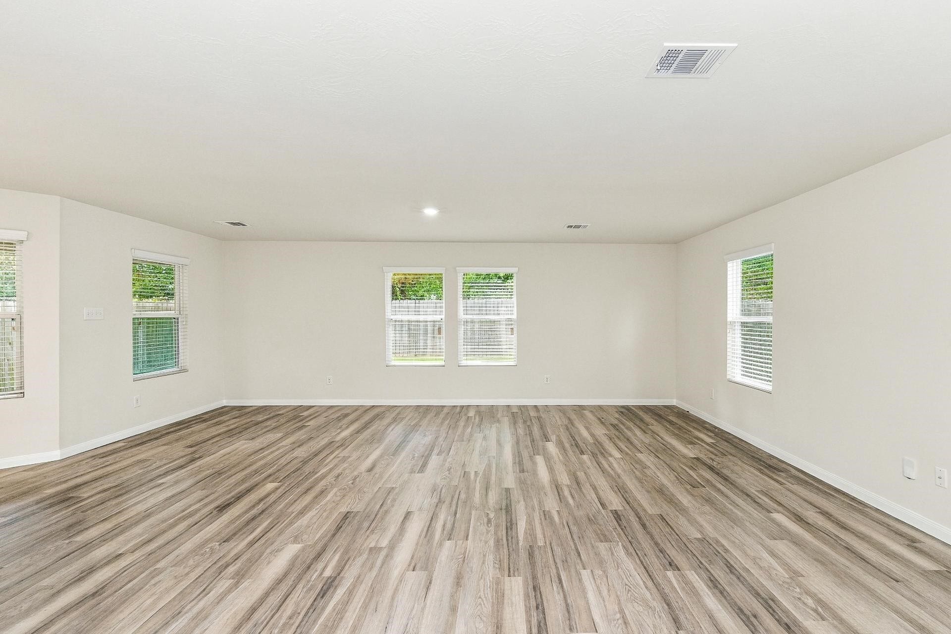 10015 Piave Drive, Houston, TX 77044 Photos may be representative of the floor plan and not the exact home. Finishes, layout, and features of the actual property for lease may vary.
