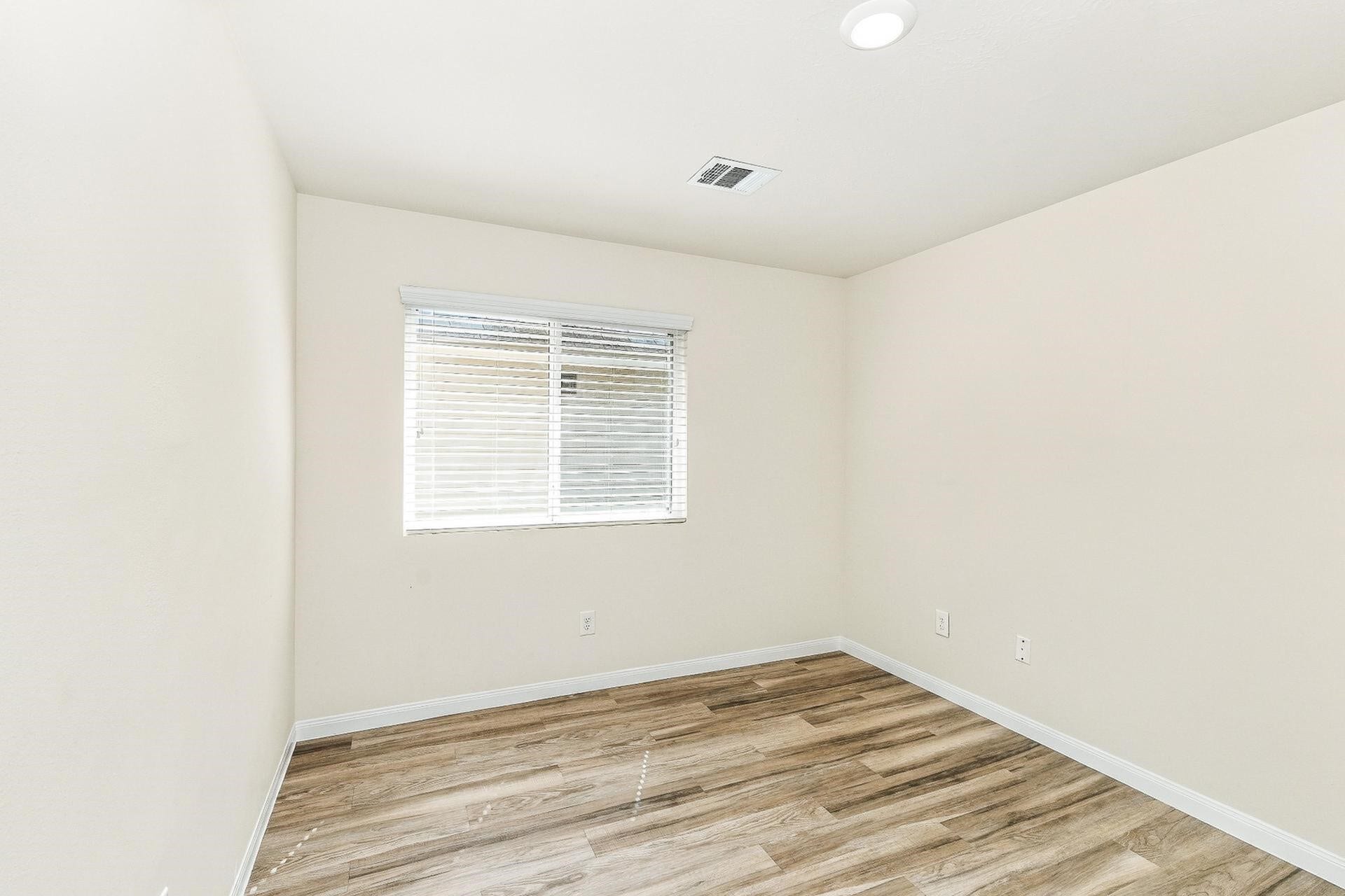10015 Piave Drive, Houston, TX 77044 Photos may be representative of the floor plan and not the exact home. Finishes, layout, and features of the actual property for lease may vary.