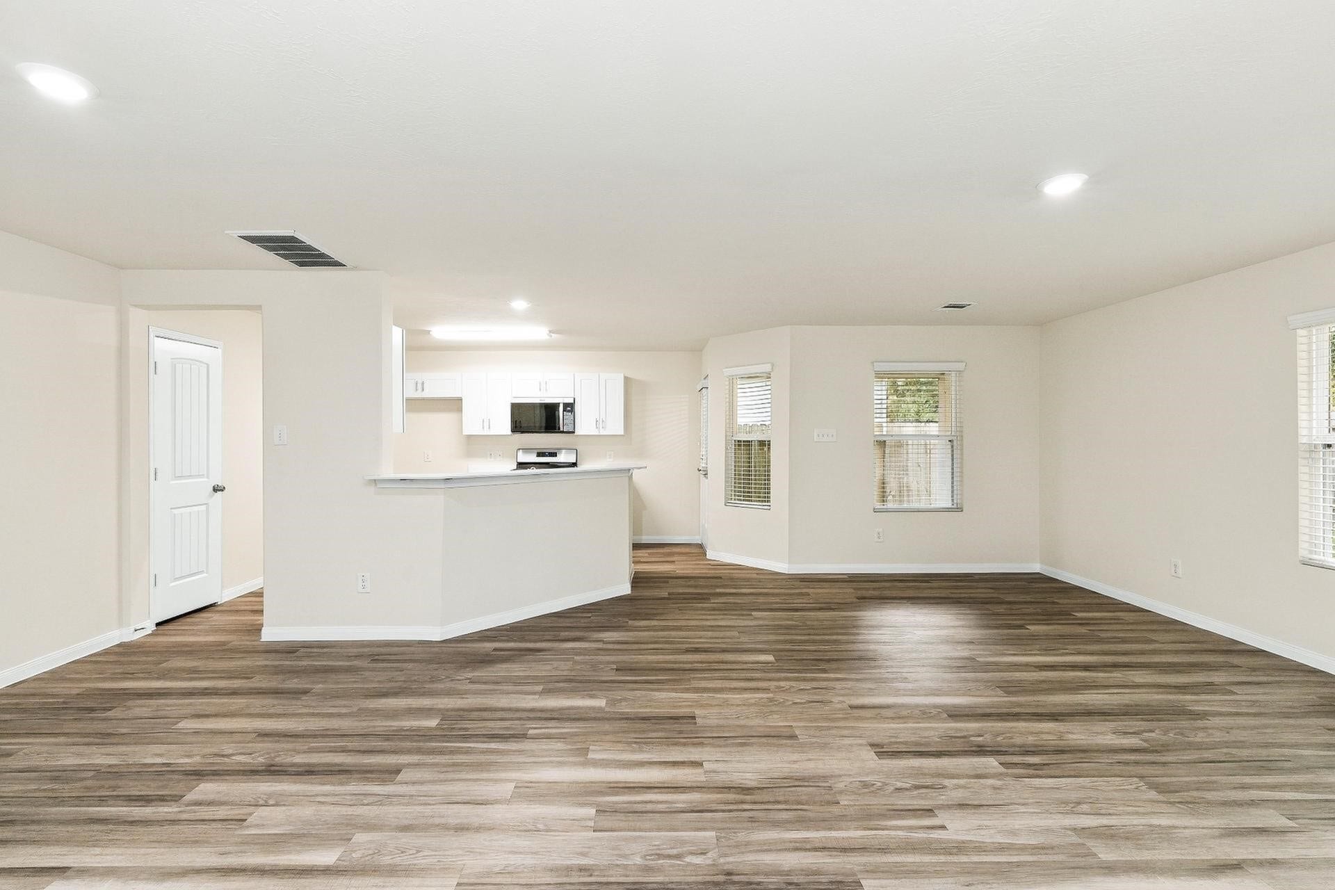 10015 Piave Drive, Houston, TX 77044 Photos may be representative of the floor plan and not the exact home. Finishes, layout, and features of the actual property for lease may vary.