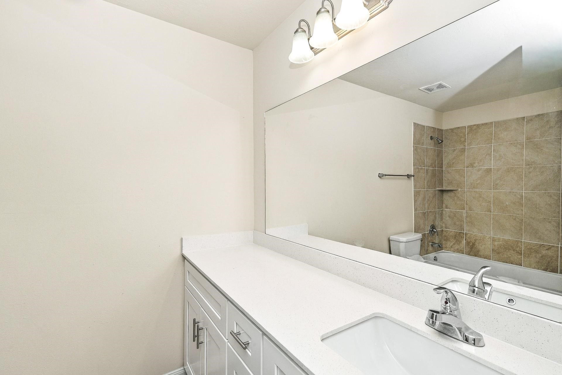 10015 Piave Drive, Houston, TX 77044 Photos may be representative of the floor plan and not the exact home. Finishes, layout, and features of the actual property for lease may vary.