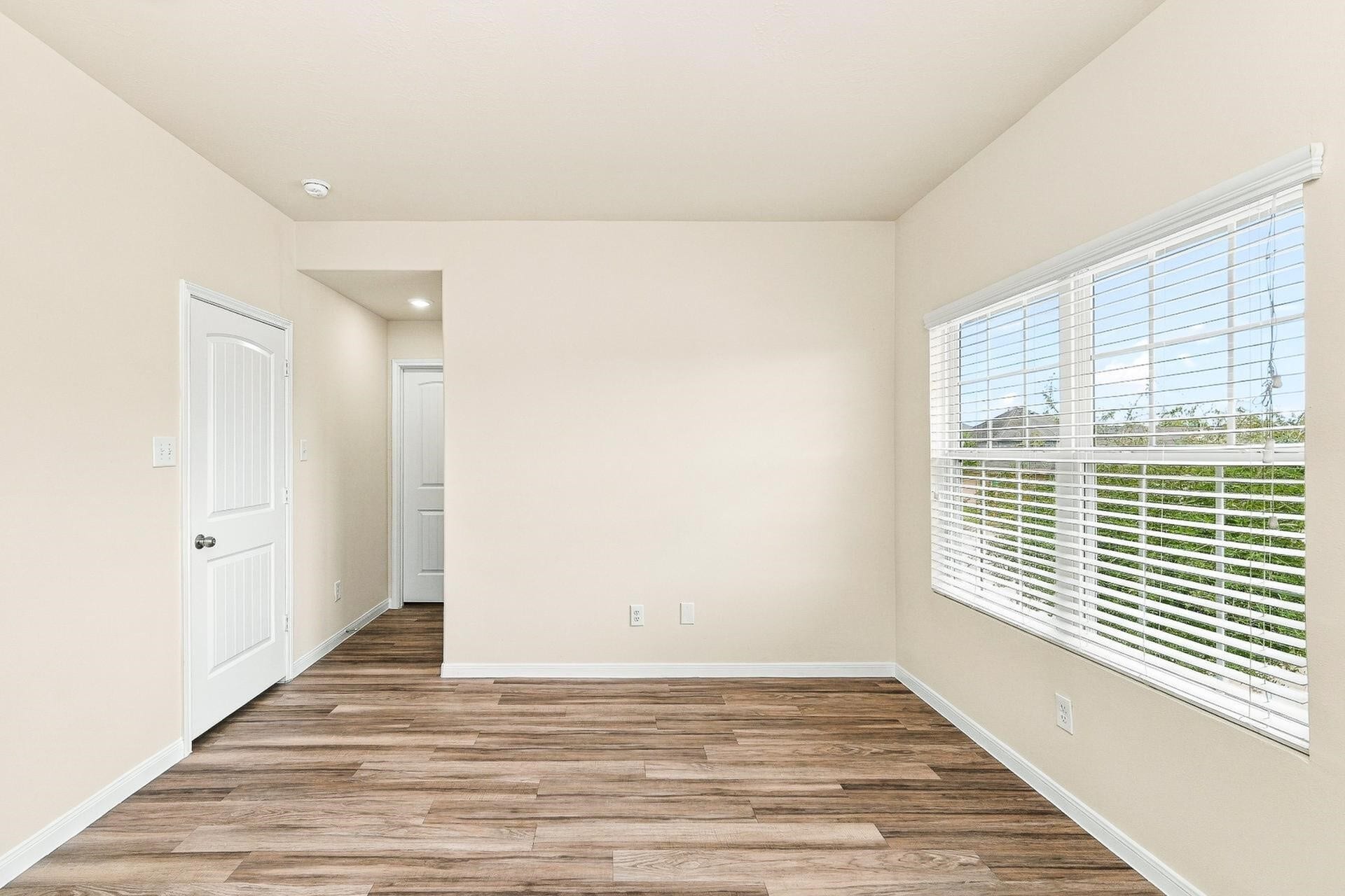 10015 Piave Drive, Houston, TX 77044 Photos may be representative of the floor plan and not the exact home. Finishes, layout, and features of the actual property for lease may vary.