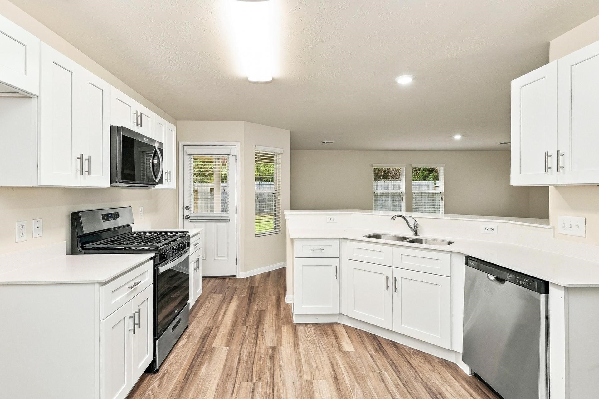 10015 Piave Drive, Houston, TX 77044 Photos may be representative of the floor plan and not the exact home. Finishes, layout, and features of the actual property for lease may vary.