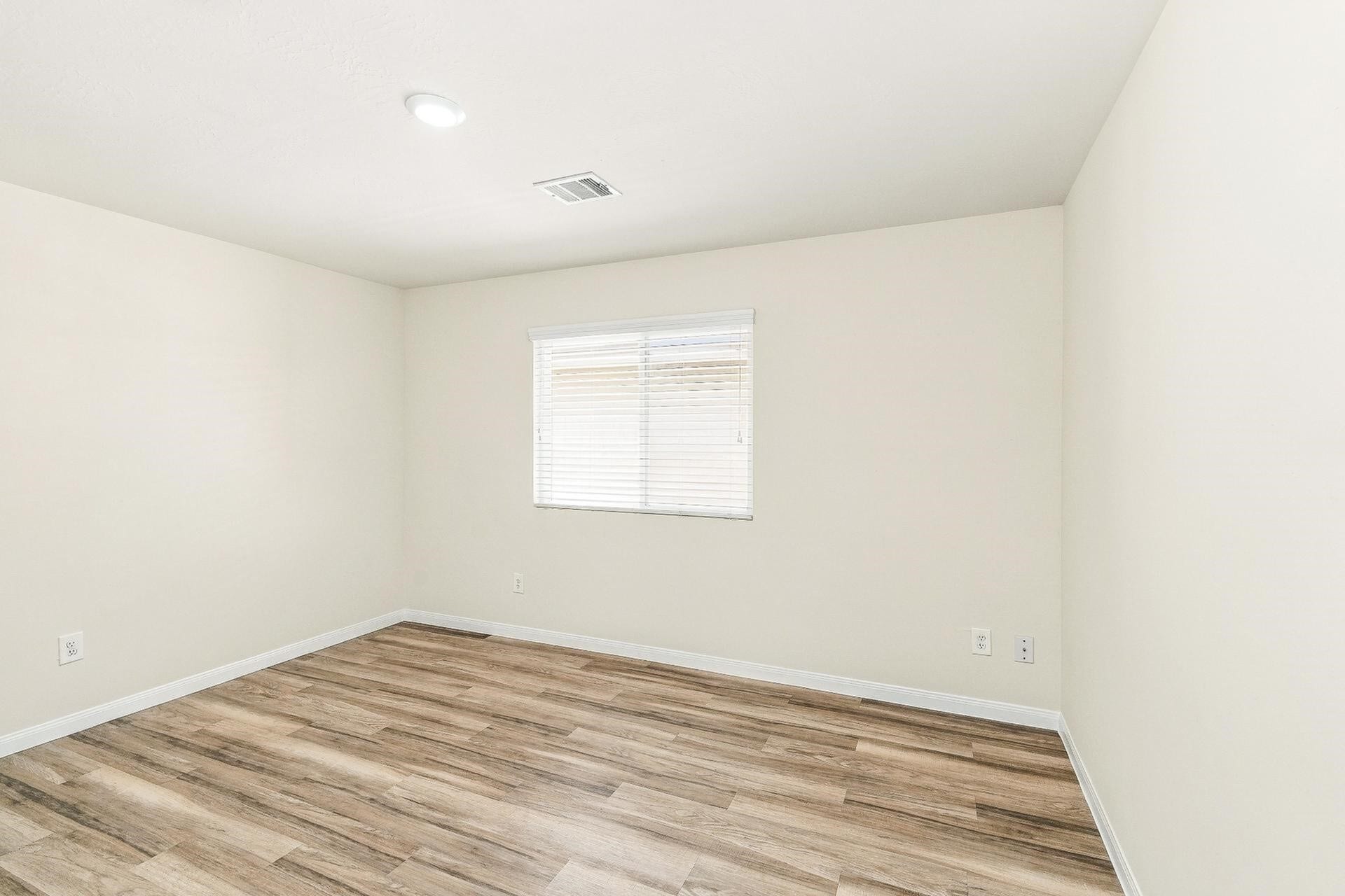 10015 Piave Drive, Houston, TX 77044 Photos may be representative of the floor plan and not the exact home. Finishes, layout, and features of the actual property for lease may vary.