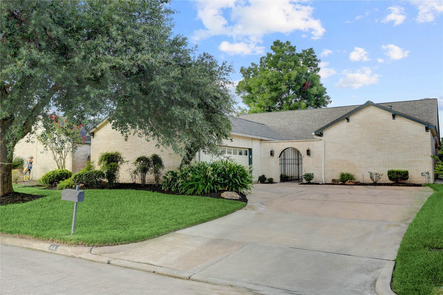 Property photo for 44 Crestwood Circle, Sugar Land, TX