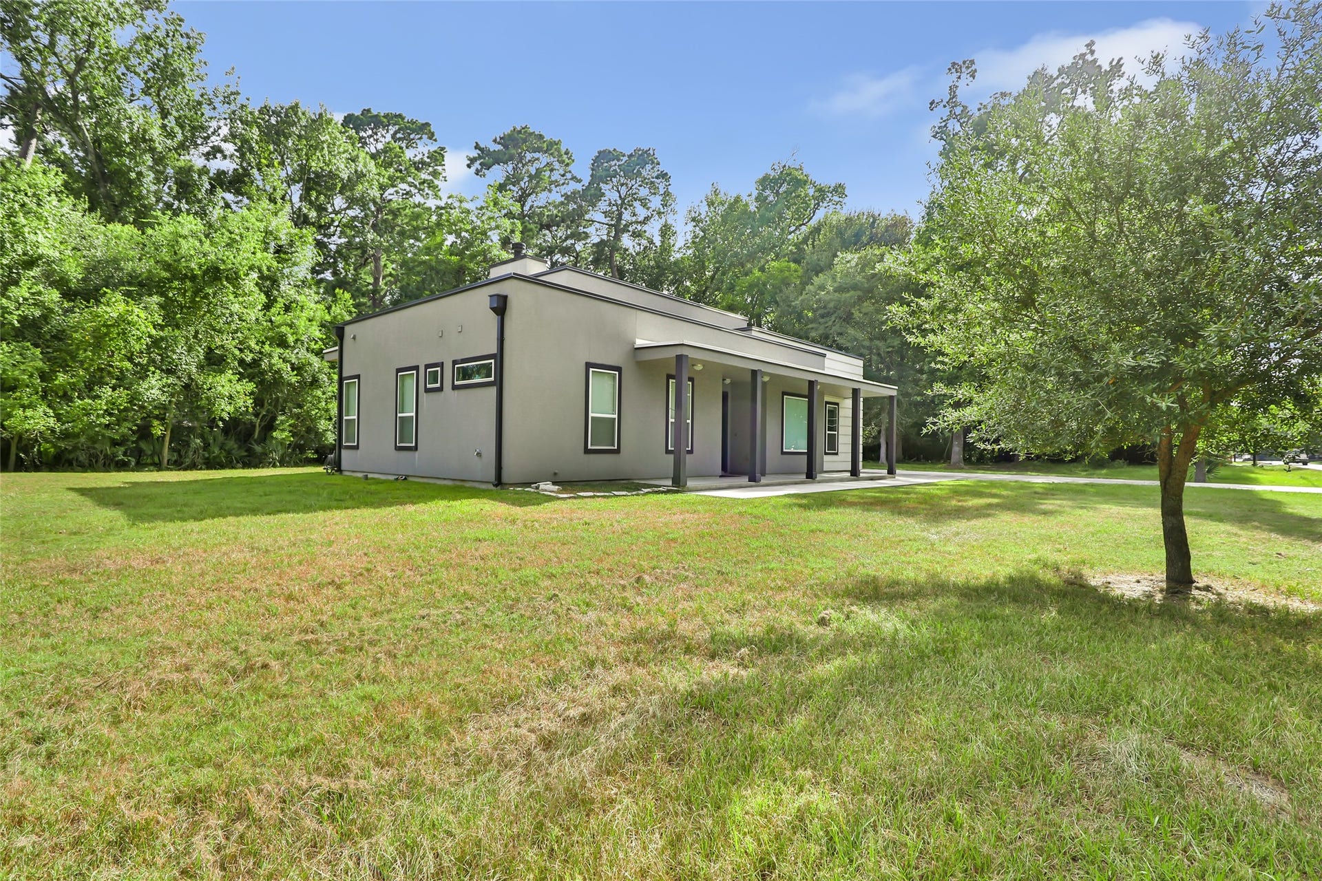 538 Magnolia Point Drive, Huffman, TX 77336 Left front of home
