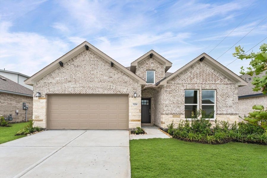 Property photo for 3214 Emerald Hills Dr, Angleton, TX