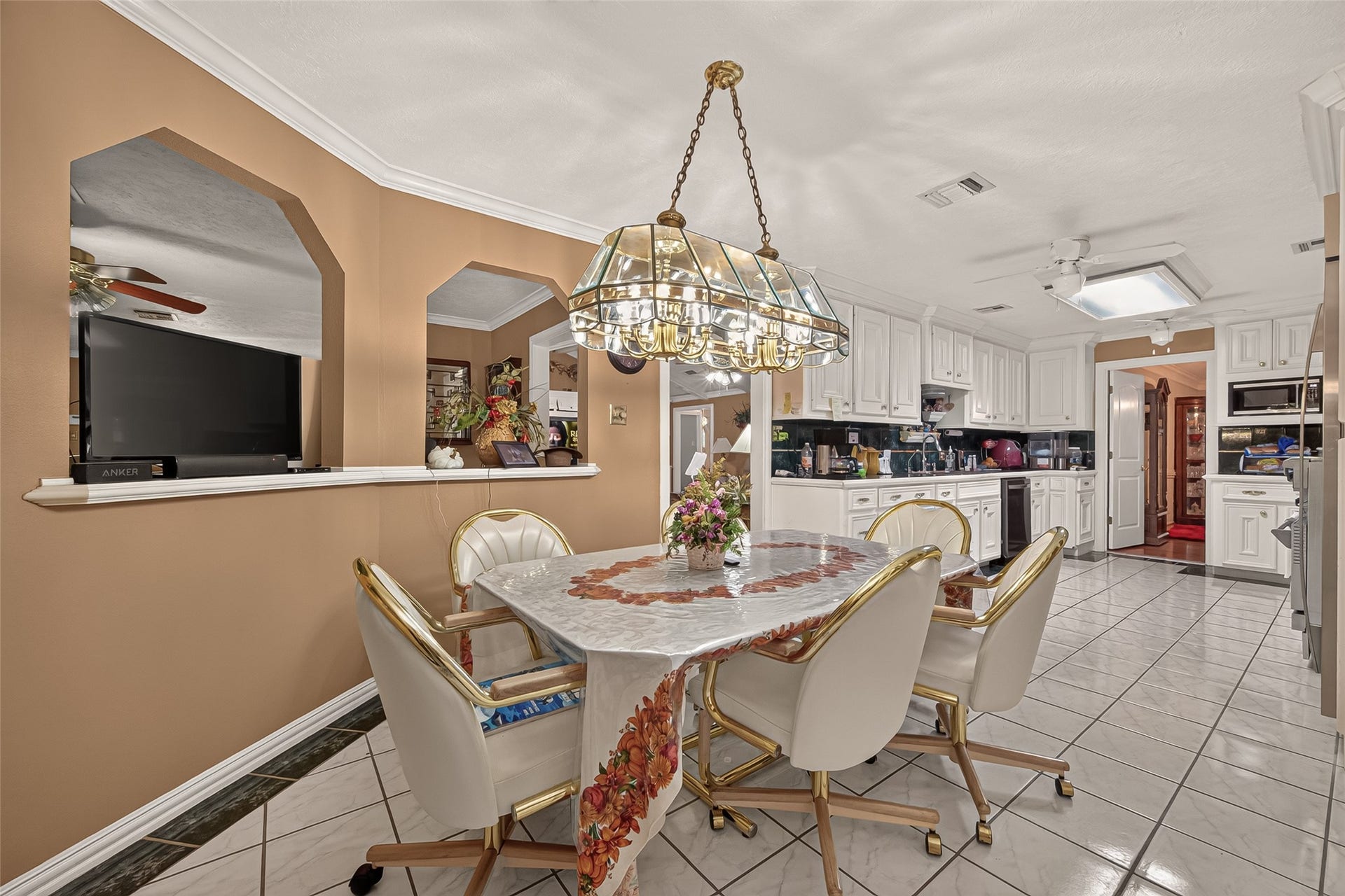 BREAKFAST/KITCHEN