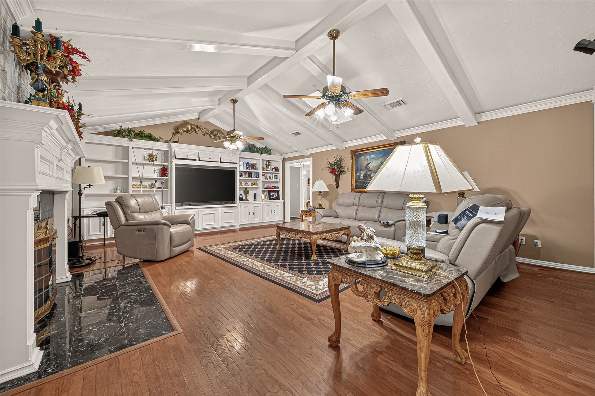 LIVING/FAMILY ROOM