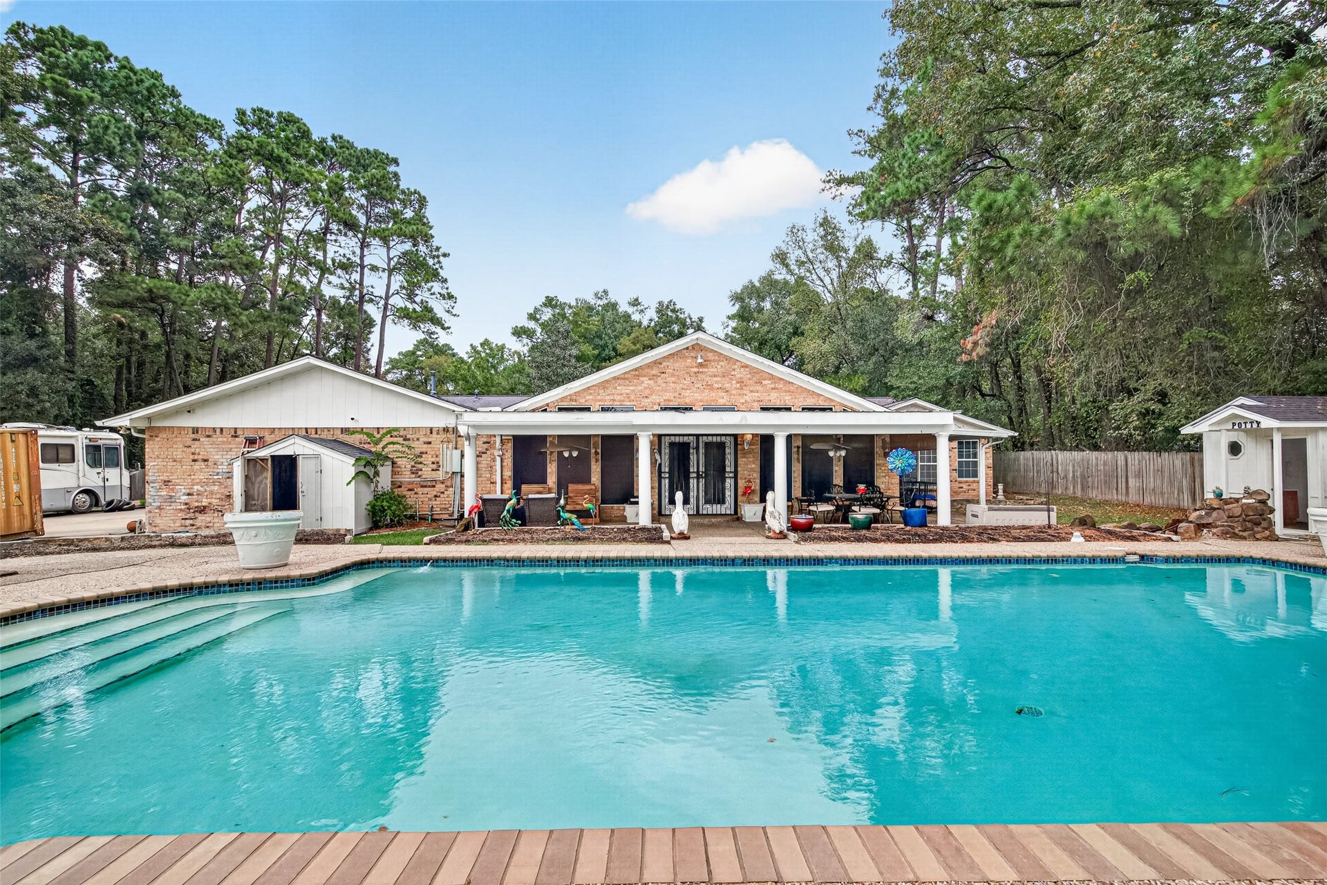 BEAUTIFUL OVERSIZED POOL