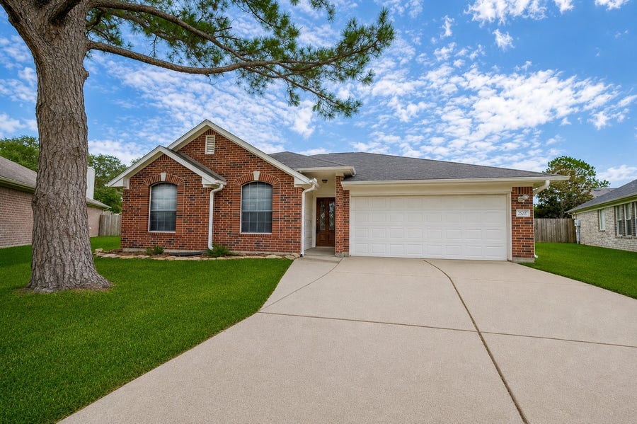 Property photo for 2802 Burgess Hill Court, Pearland, TX