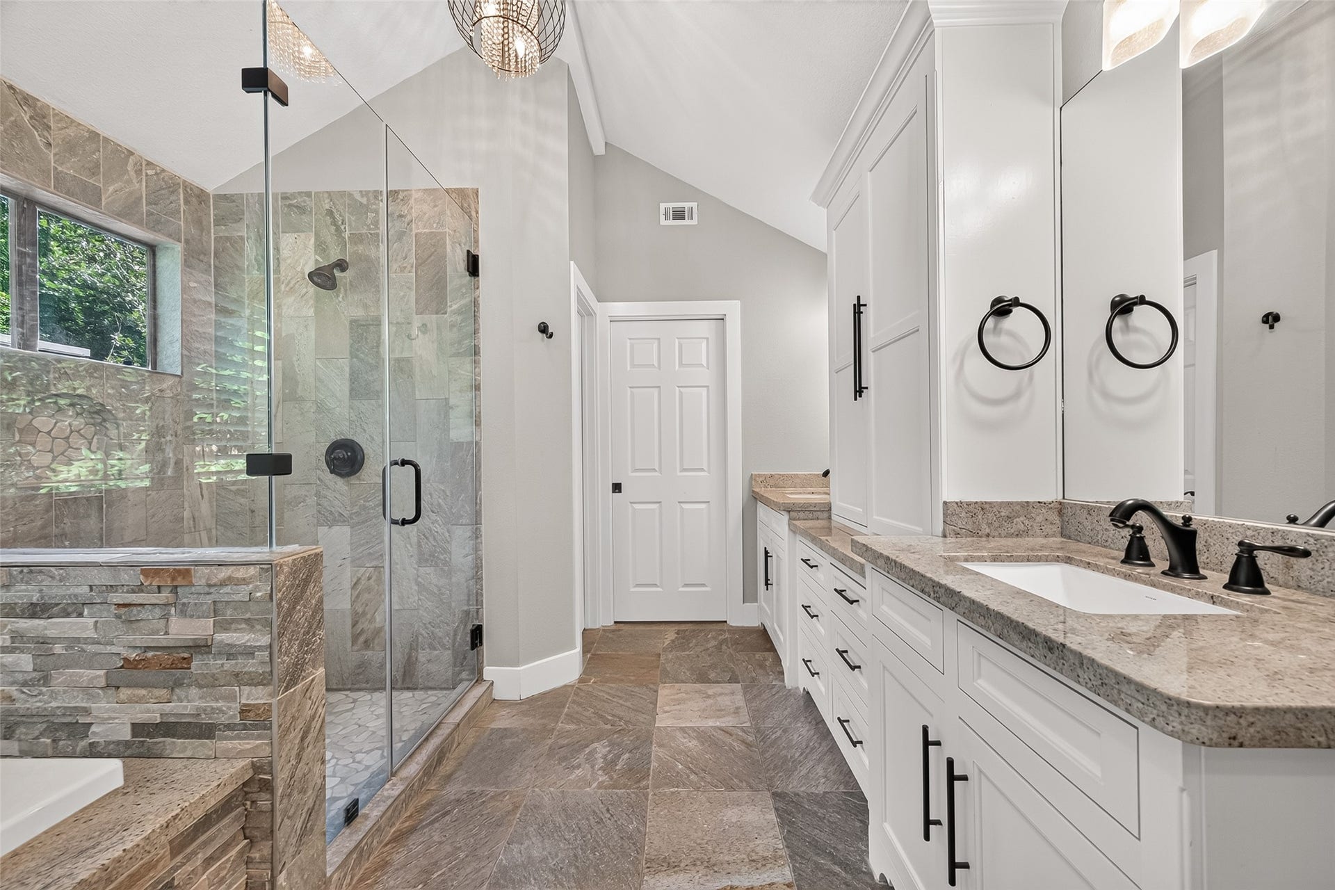 3 Hidden Deer Corner Court, The Woodlands, TX 77381 Primary Bathroom