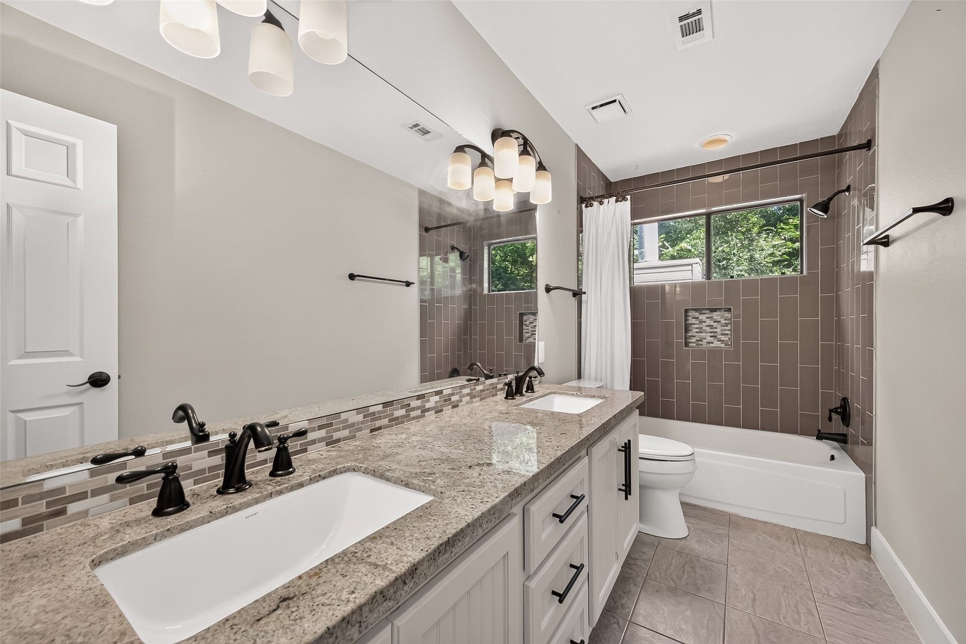 3 Hidden Deer Corner Court, The Woodlands, TX 77381 Full Bathroom Upstairs