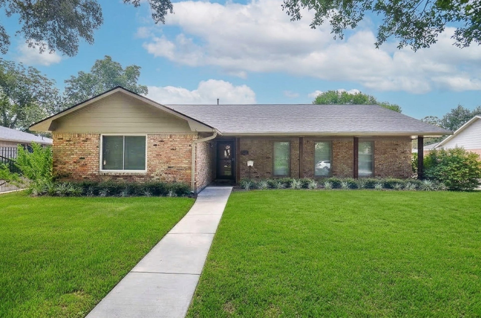 5127 Hummingbird Street, Houston, TX 77035 Welcome to this charming Westbury home featuring 3 bedrooms, 2 baths, and an expansive 14,373 sq. ft. lot (per HCAD).