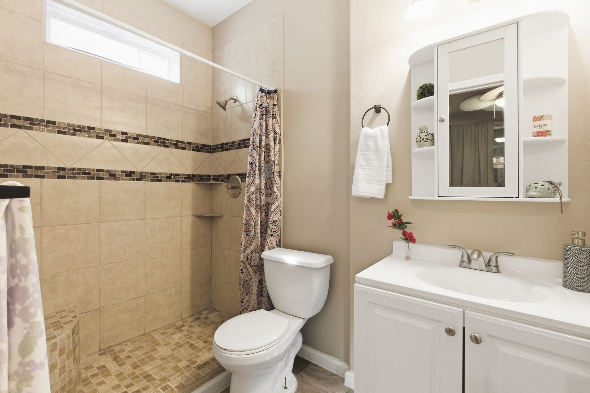 313 Grand Avenue, Bacliff, TX 77518 Bathroom 2
