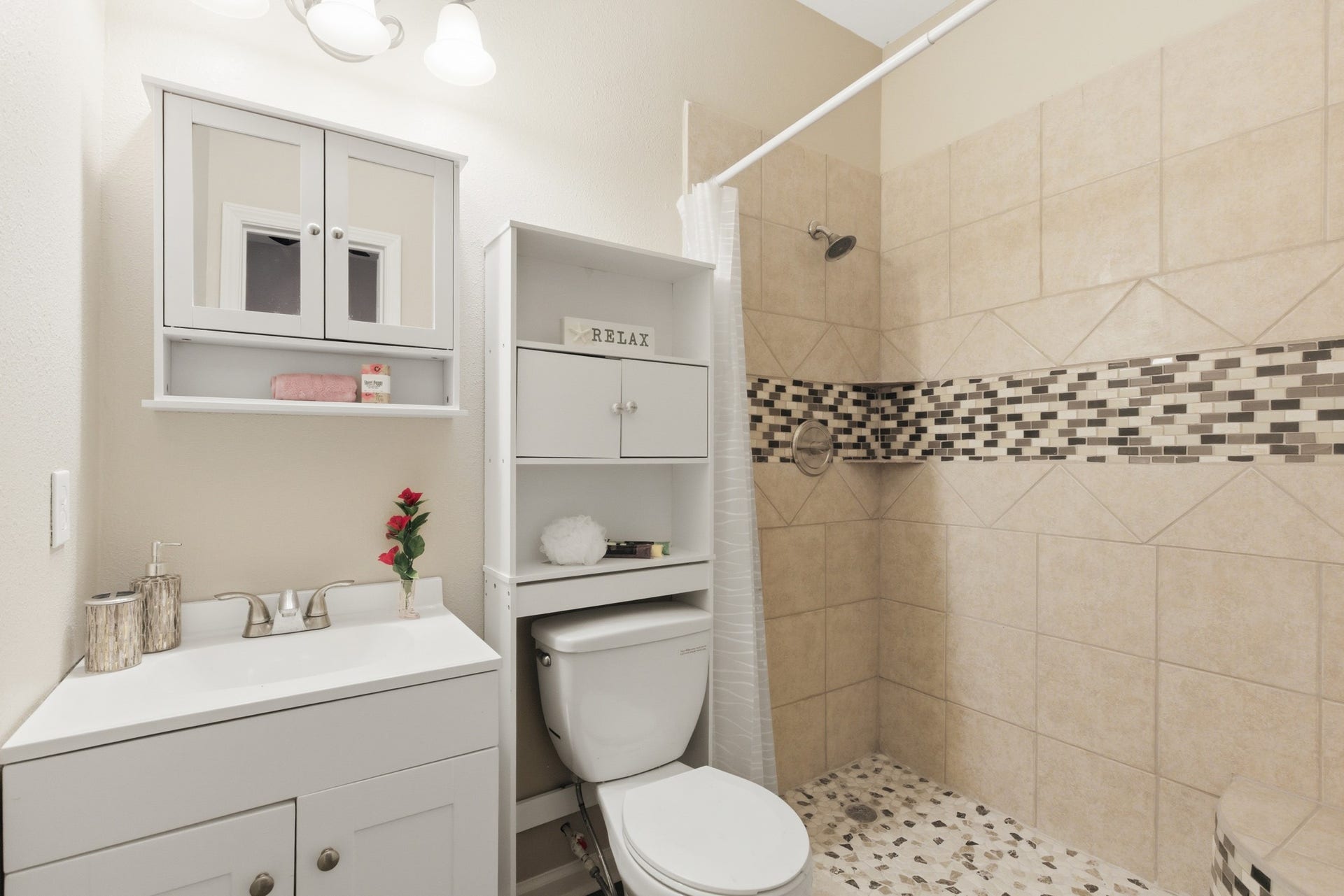 313 Grand Avenue, Bacliff, TX 77518 Bathroom 1