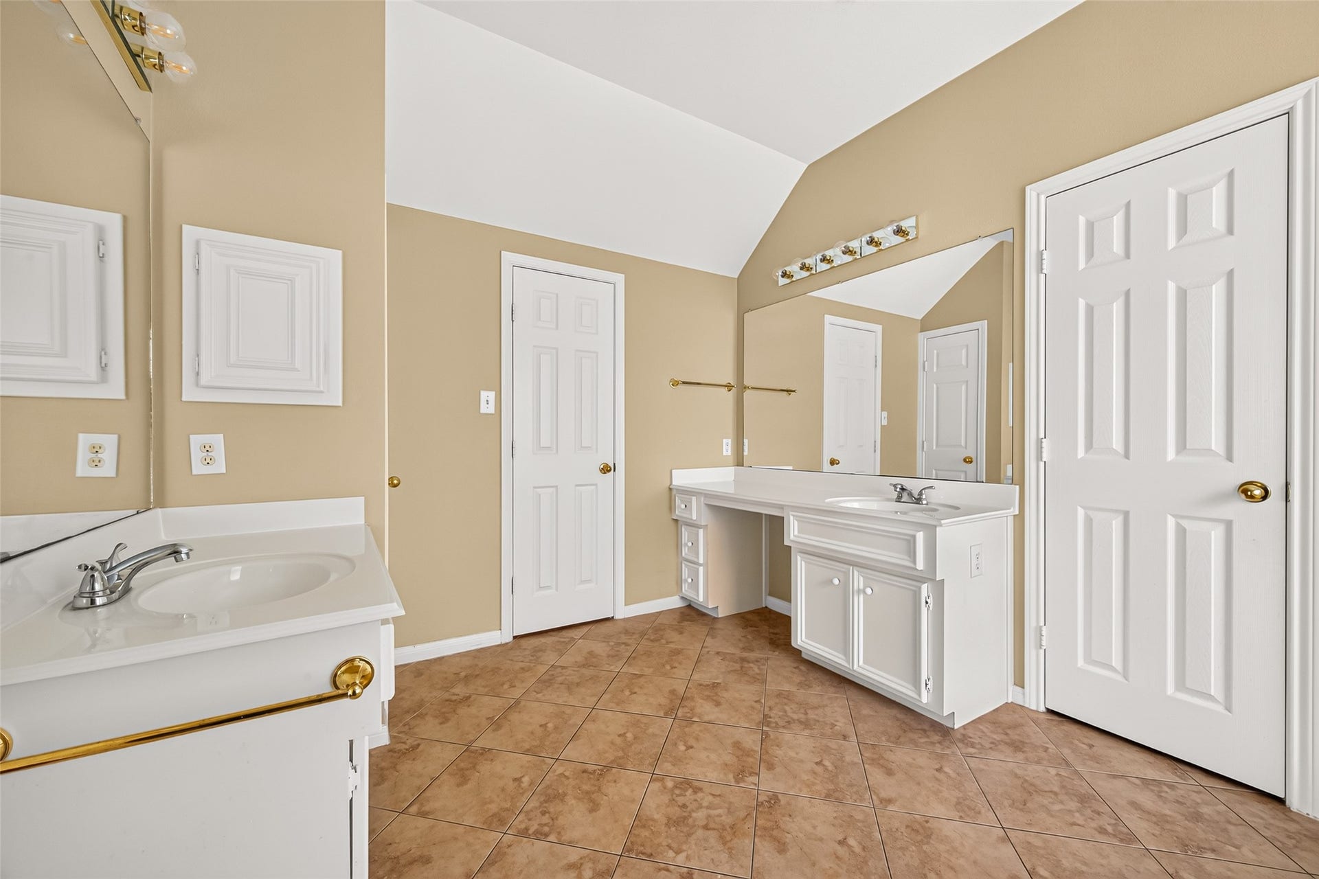 1711 Emma Cove Court, Sugar Land, TX 77479 Expansive primary bathroom includes dual vanities, extensive counter space, and plentiful cabinet storage.