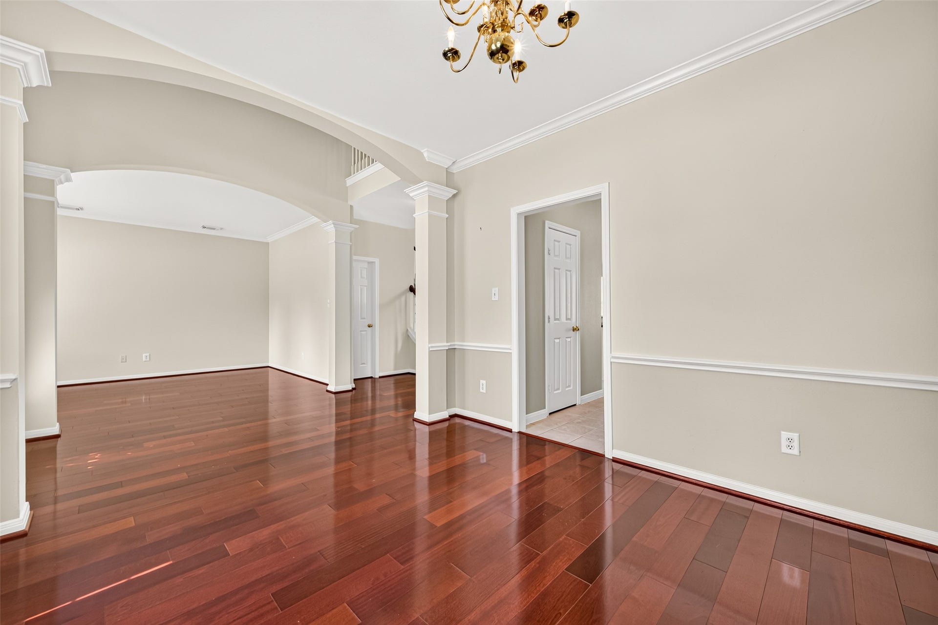 1711 Emma Cove Court, Sugar Land, TX 77479 Expansive floor plan offers excellent flexibility for multiple seating, dining, or gathering arrangements.