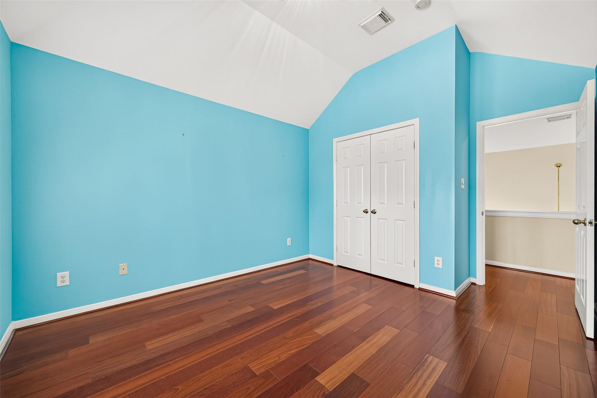 1711 Emma Cove Court, Sugar Land, TX 77479 Bold accent walls, generous floor space, and a double-door closet give this bedroom a distinctive look.