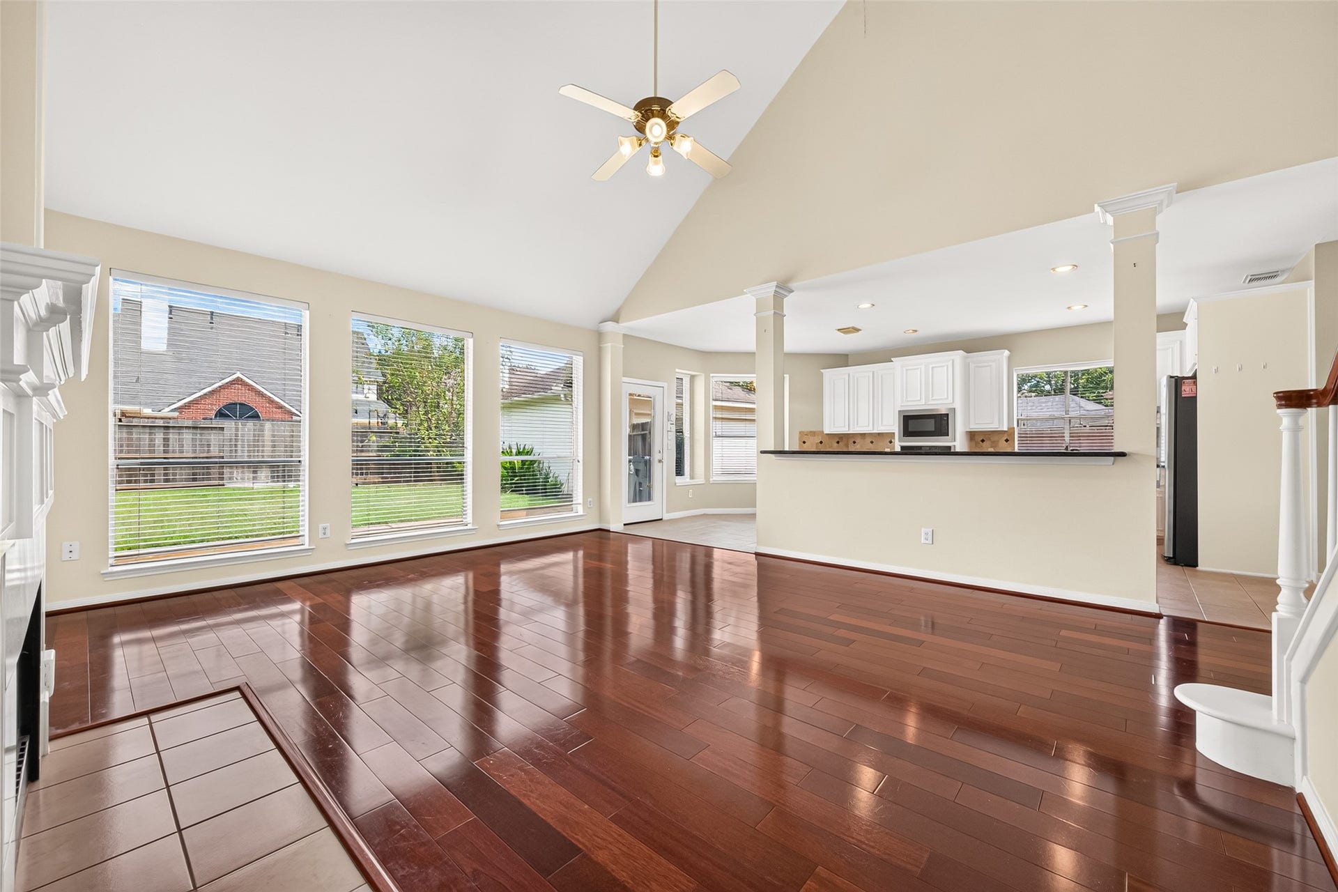 1711 Emma Cove Court, Sugar Land, TX 77479 Oversized windows fill the family room with sunlight and provide pleasant views of the backyard.