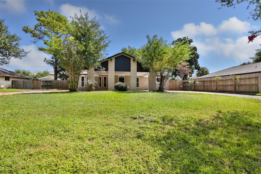 Property photo for 4308 Pine Shadows Street, Dickinson, TX