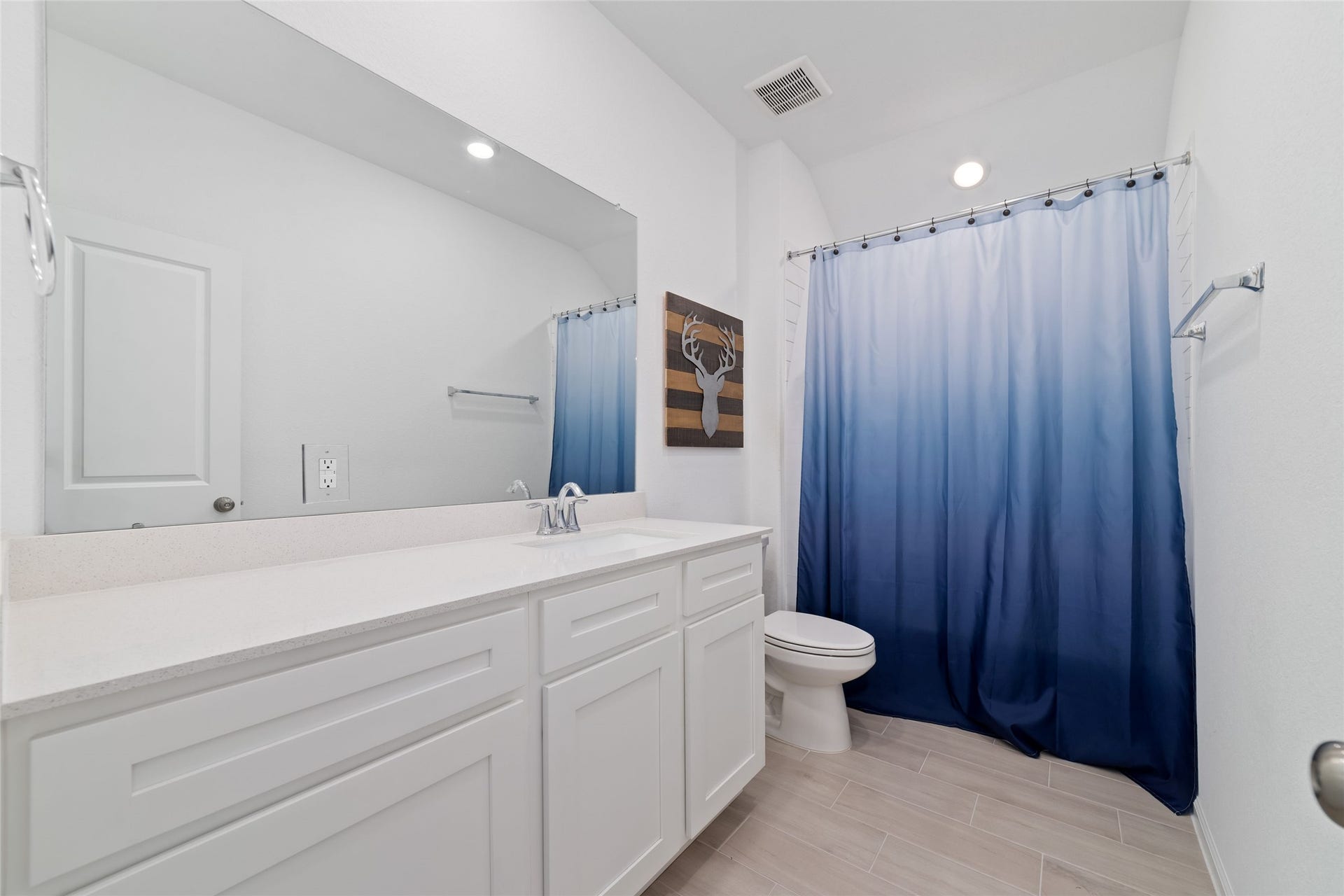 5715 Foggy Vine Court, Fulshear, TX 77441 The secondary full bathroom features a shower/tub combination, white vanity cabinetry, and a functional layout.